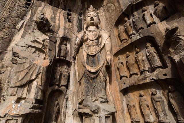 Thăm hang Long Môn, chiêm bái hàng trăm ngàn tượng Phật - Ảnh 13.