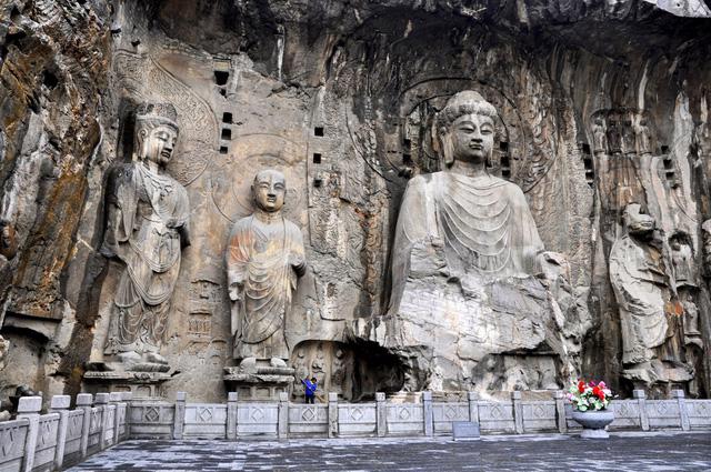Thăm hang Long Môn, chiêm bái hàng trăm ngàn tượng Phật - Ảnh 4.