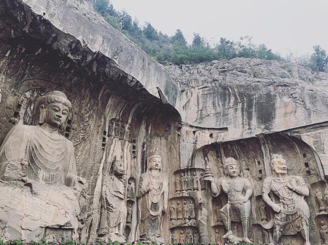 Thăm hang Long Môn, chiêm bái hàng trăm ngàn tượng Phật - Ảnh 7.