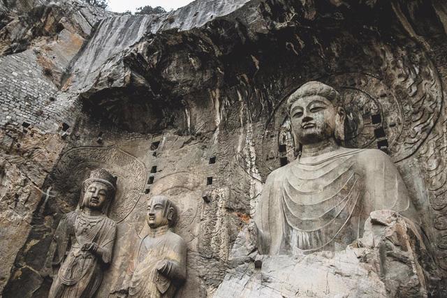 Thăm hang Long Môn, chiêm bái hàng trăm ngàn tượng Phật - Ảnh 12.