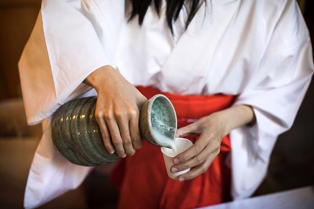 Học người Nhật cách dưỡng trắng da bằng rượu Sake - Ảnh 3.