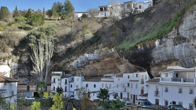 Thăm ngôi làng đá đè ở Tây Ban Nha - Ảnh 9.