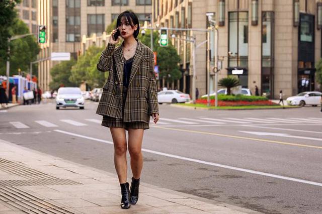 Thượng Hải Fashion Week 2020: áo blazer ngoại cỡ tràn ngập đường phố - Ảnh 1.