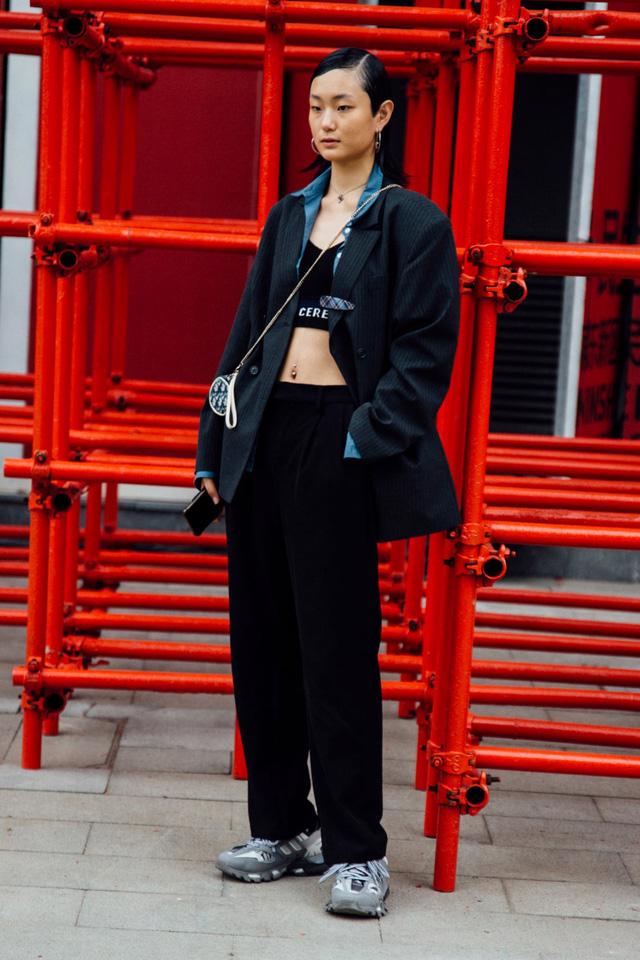 Thượng Hải Fashion Week 2020: áo blazer ngoại cỡ tràn ngập đường phố - Ảnh 9.
