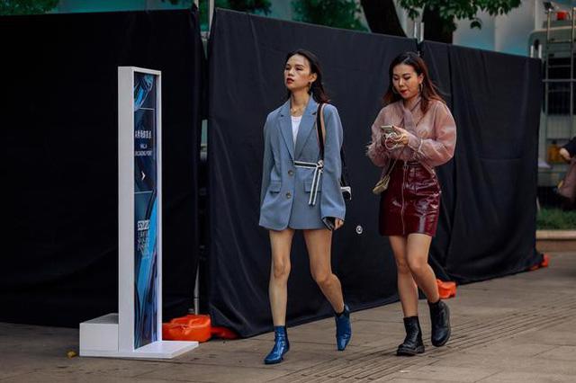 Thượng Hải Fashion Week 2020: áo blazer ngoại cỡ tràn ngập đường phố - Ảnh 13.
