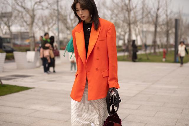 Thượng Hải Fashion Week 2020: áo blazer ngoại cỡ tràn ngập đường phố - Ảnh 14.