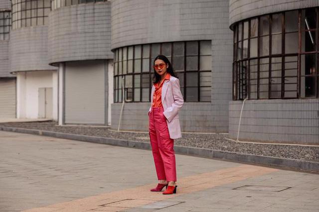 Thượng Hải Fashion Week 2020: áo blazer ngoại cỡ tràn ngập đường phố - Ảnh 2.