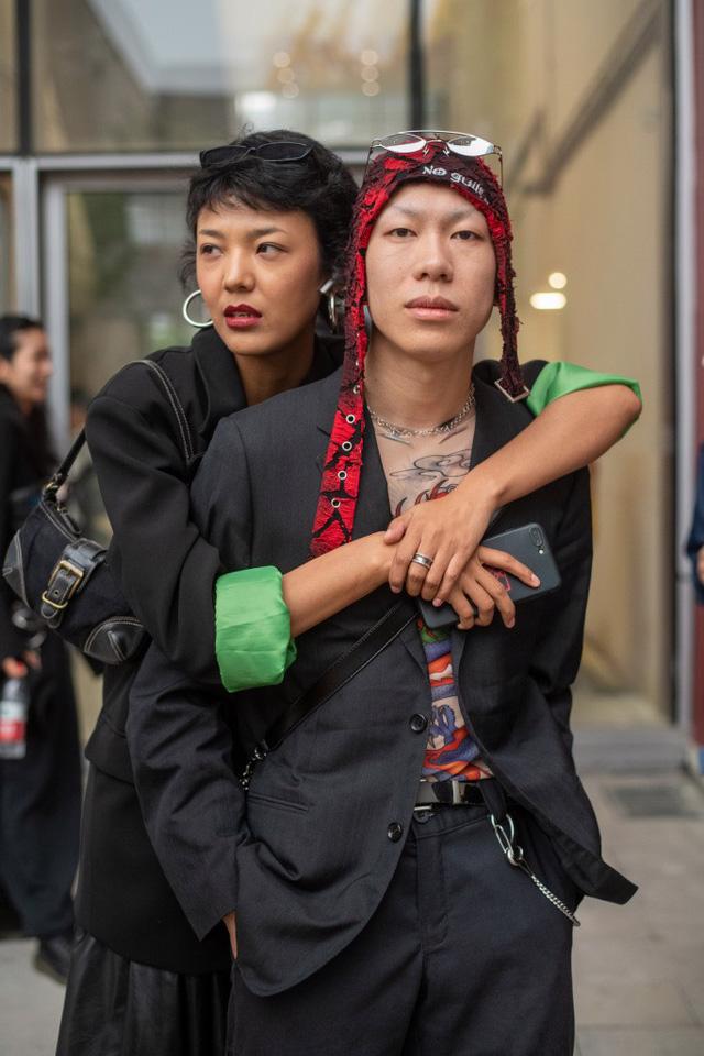 Thượng Hải Fashion Week 2020: áo blazer ngoại cỡ tràn ngập đường phố - Ảnh 20.