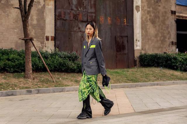 Thượng Hải Fashion Week 2020: áo blazer ngoại cỡ tràn ngập đường phố - Ảnh 5.