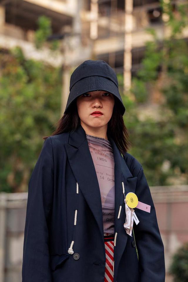 Thượng Hải Fashion Week 2020: áo blazer ngoại cỡ tràn ngập đường phố - Ảnh 7.