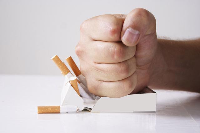 Hút thuốc lá ảnh hưởng nghiêm trọng tới thị lực - Ảnh 3.