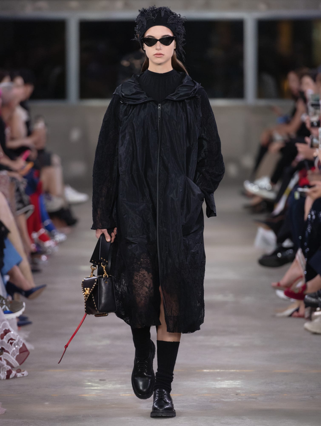 BST Valentino pre-fall 2019: sự quyến rũ của đỏ và đen - Ảnh 9.