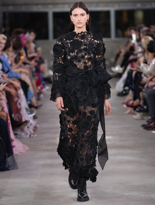 BST Valentino pre-fall 2019: sự quyến rũ của đỏ và đen - Ảnh 10.