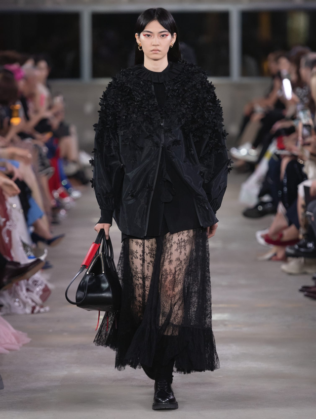 BST Valentino pre-fall 2019: sự quyến rũ của đỏ và đen - Ảnh 11.