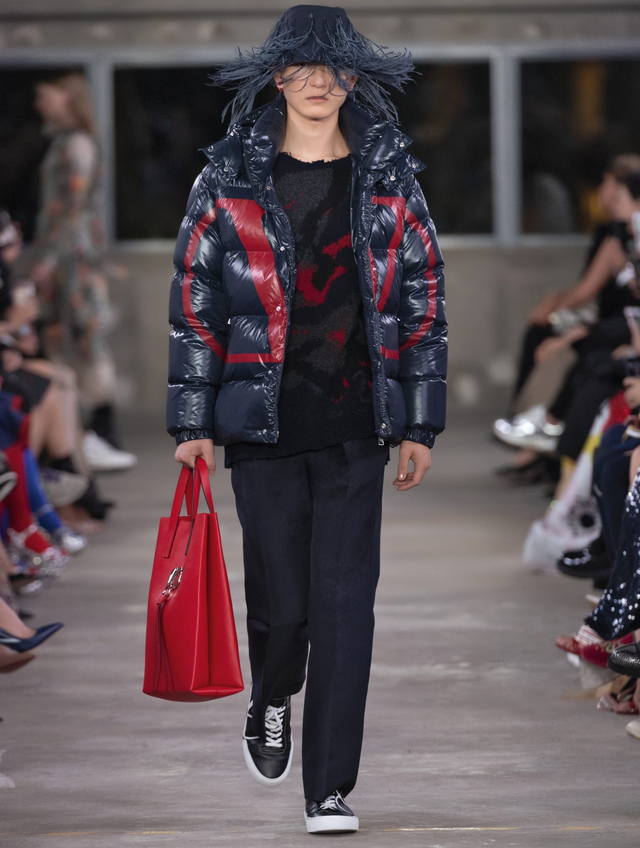 BST Valentino pre-fall 2019: sự quyến rũ của đỏ và đen - Ảnh 14.