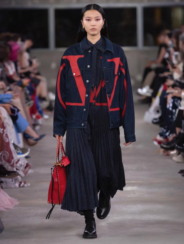 BST Valentino pre-fall 2019: sự quyến rũ của đỏ và đen - Ảnh 16.