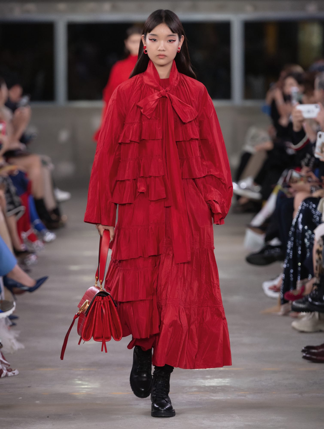 BST Valentino pre-fall 2019: sự quyến rũ của đỏ và đen - Ảnh 2.