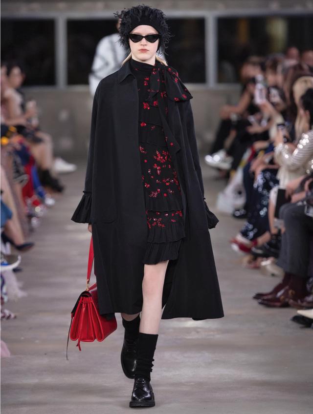 BST Valentino pre-fall 2019: sự quyến rũ của đỏ và đen - Ảnh 19.