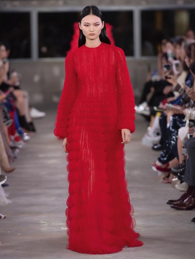 BST Valentino pre-fall 2019: sự quyến rũ của đỏ và đen - Ảnh 5.