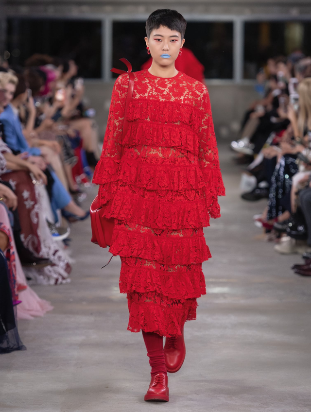 BST Valentino pre-fall 2019: sự quyến rũ của đỏ và đen - Ảnh 4.