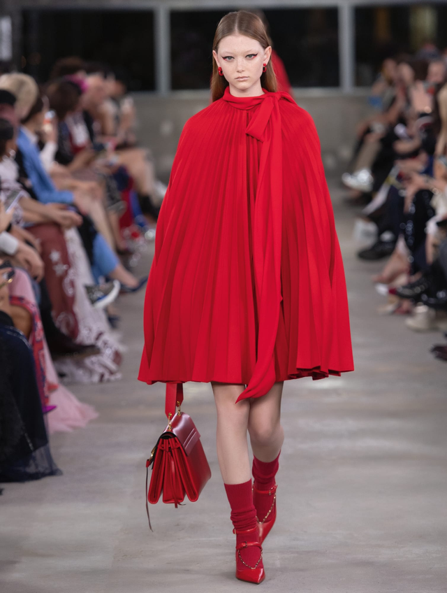 BST Valentino pre-fall 2019: sự quyến rũ của đỏ và đen - Ảnh 6.