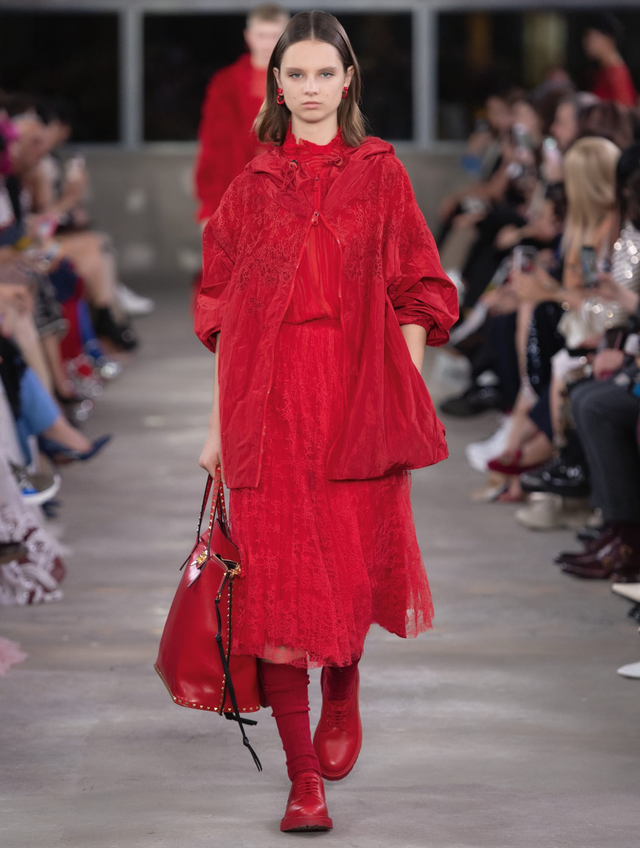 BST Valentino pre-fall 2019: sự quyến rũ của đỏ và đen - Ảnh 7.