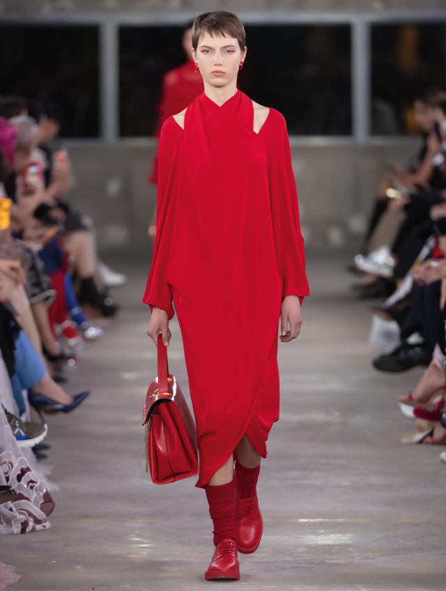 BST Valentino pre-fall 2019: sự quyến rũ của đỏ và đen - Ảnh 8.