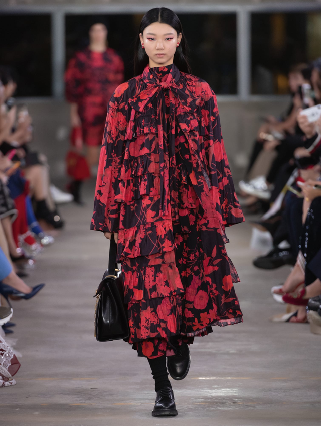 BST Valentino pre-fall 2019: sự quyến rũ của đỏ và đen - Ảnh 20.