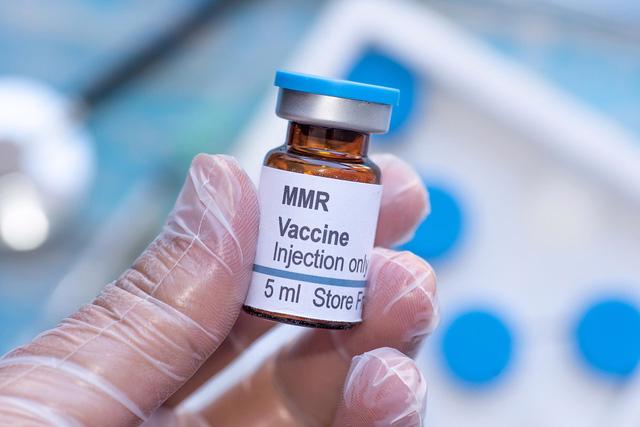 Vaccine MMR II giảm mức độ nghiêm trọng của Covid-19 - Ảnh 1.