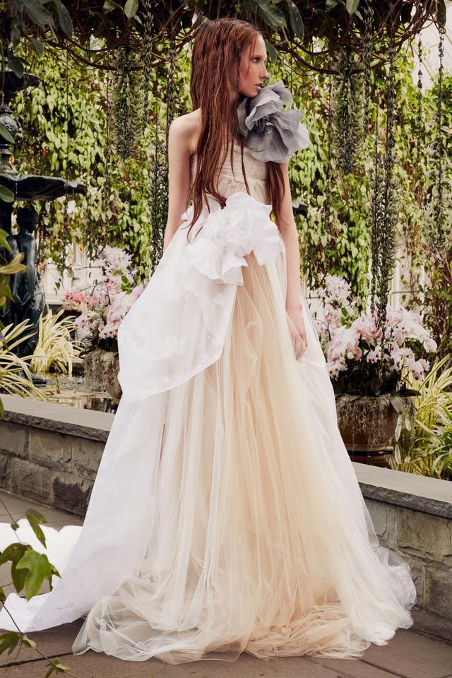 BST váy cưới Xuân – Hè 2020 của Vera Wang: đẹp 360 độ - Ảnh 14.