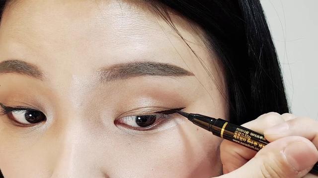 7 lỗi thường gặp khi vẽ eyeliner - Ảnh 1.