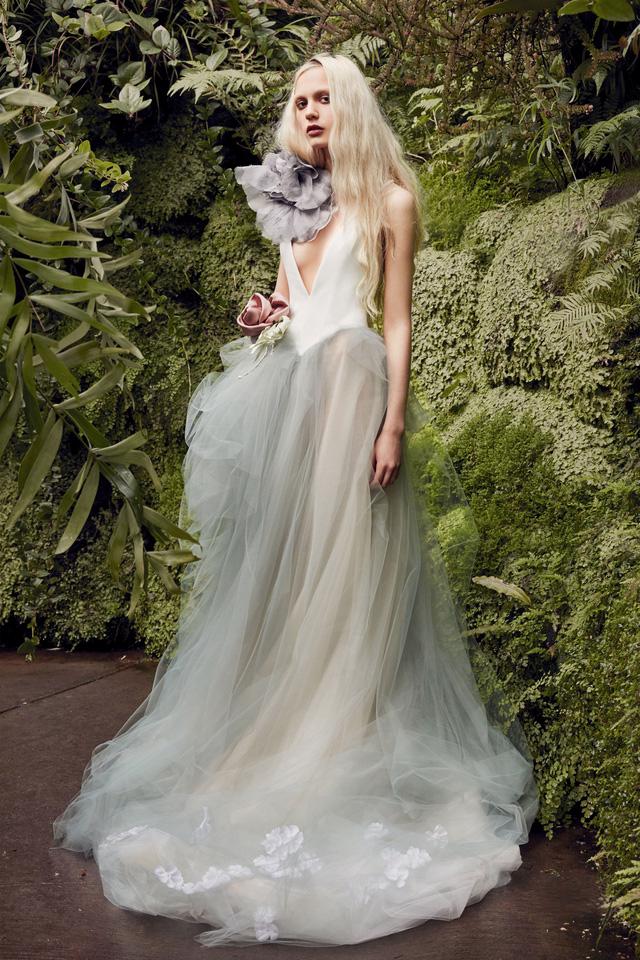 BST váy cưới Xuân – Hè 2020 của Vera Wang: đẹp 360 độ - Ảnh 4.