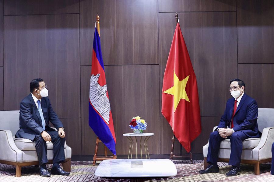 Thủ tướng Phạm Minh Ch&iacute;nh trao đổi với Thủ tướng Campuchia Hun Sen. Ảnh: VGP/Nhật Bắc