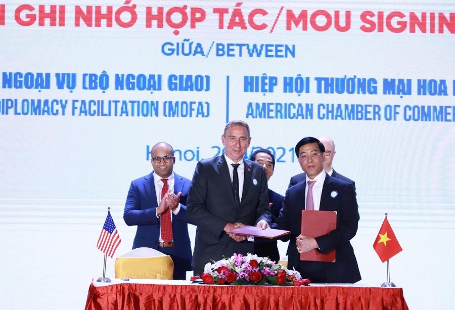 Lễ k&yacute; kết MOU giữa Cục Ngoại vụ v&agrave; Hiệp hội Thương mại Hoa Kỳ (AmCham) tại Việt Nam