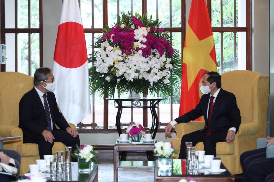Bộ trưởng Bộ ngoại giao B&ugrave;i Thanh Sơn giao lưu c&ugrave;ng Đại sứ Nhật Bản trước sự kiện.