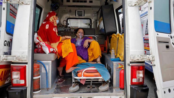 Một bệnh nh&acirc;n Covid-19 ngồi tr&ecirc;n xe cấp cứu chờ nhập viện ở Ahmedabad, Ấn Độ, h&ocirc;m 20/4 - Ảnh: Reuters.