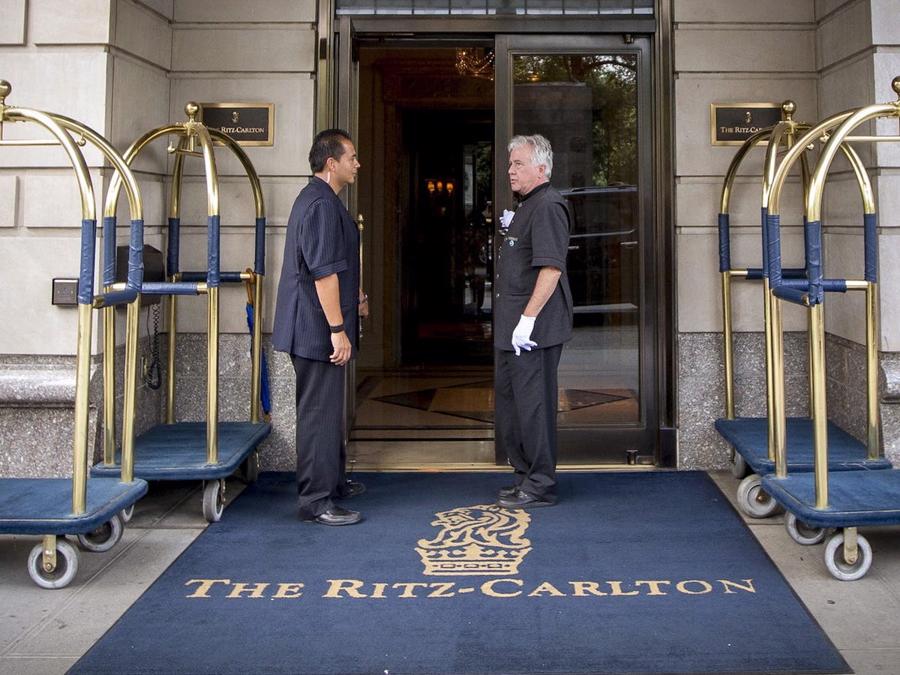 Năm 2013, Gates c&ugrave;ng một số nh&agrave; đầu tư chi 161 triệu USD mua lại kh&aacute;ch sạn Ritz-Carlton ở San Francisco. T&iacute;nh đến năm 2014, kh&aacute;ch sạn n&agrave;y được định gi&aacute; 200 triệu USD.&nbsp;