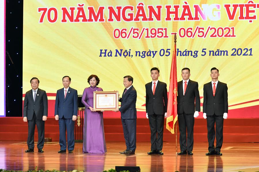 Ph&oacute; Thủ tướng L&ecirc; Minh Kh&aacute;i trao Hu&acirc;n chương Lao động hạng Nhất cho Ng&acirc;n h&agrave;ng Nh&agrave; nước Việt Nam