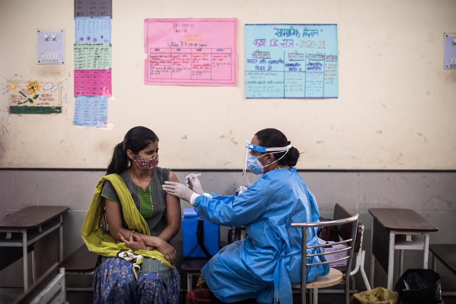 Một người được ti&ecirc;m vaccine Covid-19 tại New Delhi, Ấn Độ ng&agrave;y 4/5 - Ảnh: Getty Images