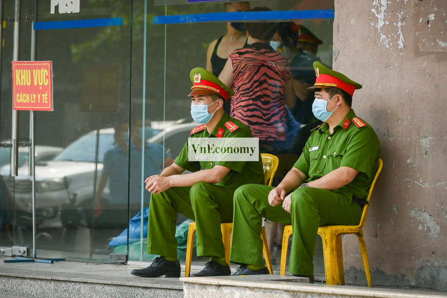 [Phóng sự ảnh] Hà Nội khẩn cấp phong tỏa một tòa nhà chung cư Đại Thanh  - Ảnh 2