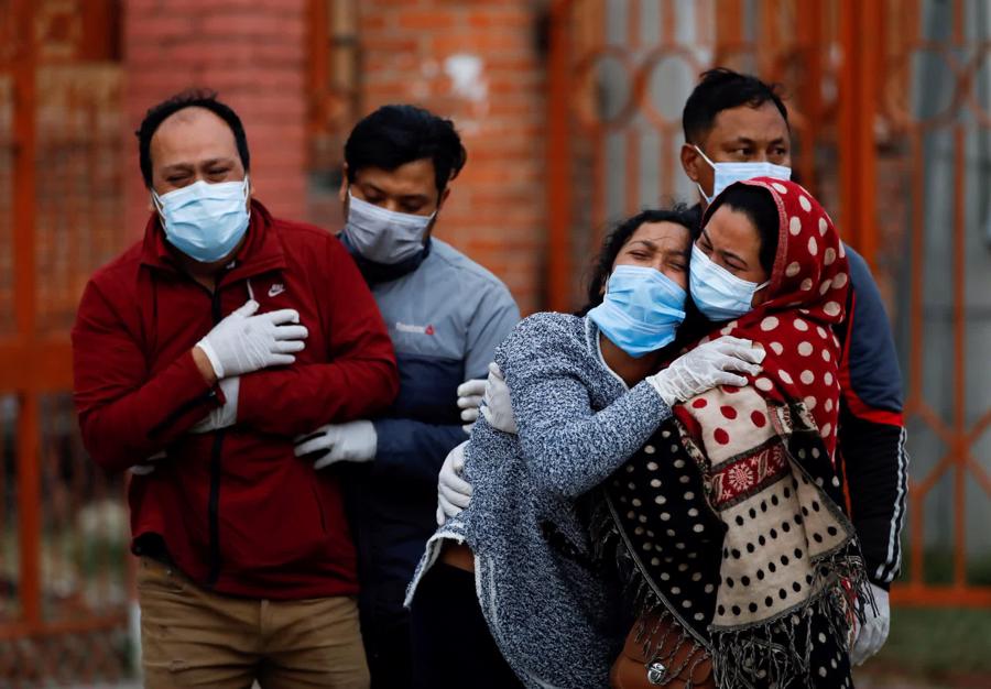 Chỉ một th&aacute;ng trước, Nepal chỉ c&oacute; ghi nhận 100 ca Covid-19 mỗi ng&agrave;y. Nhưng ng&agrave;y 11/5, nước n&agrave;y c&oacute; 9.483 ca nhiễm mới v&agrave; 225 ca tử vong - con số tử vong cao nhất kể từ khi đại dịch bắt đầu - Ảnh: Reuters&nbsp;