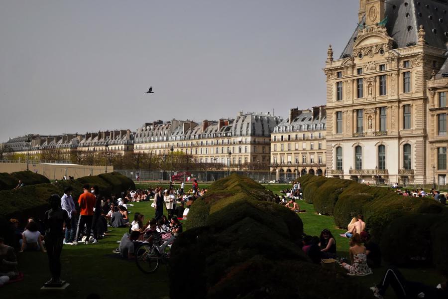 Người Ph&aacute;p vui chơi trong Vườn Tuileries ở Paris ng&agrave;y 1/4 - Ảnh: AP