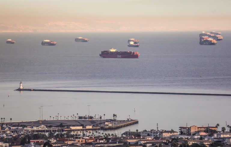 H&agrave;ng loạt t&agrave;u container chờ cập cảng ở California đầu năm nay - Ảnh: Getty Images.