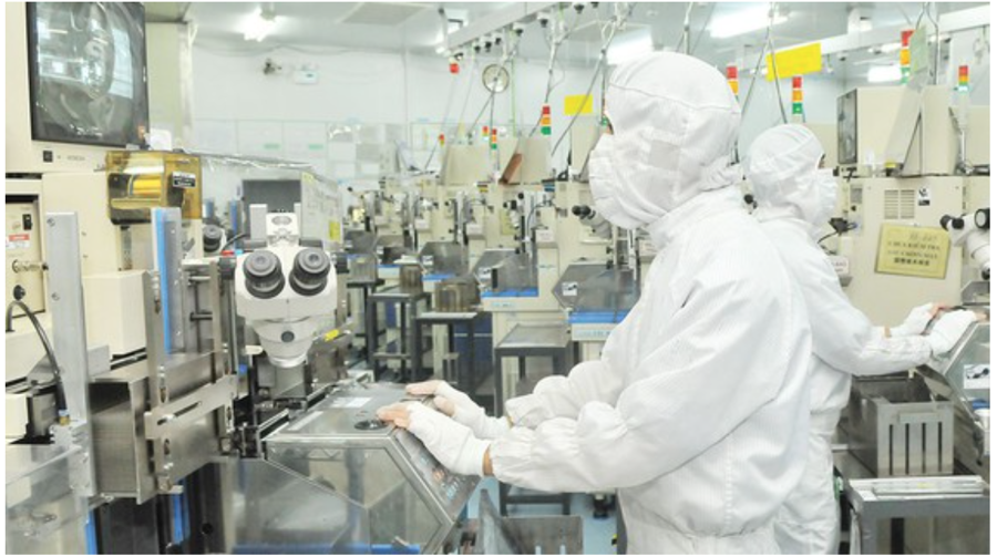Sản xuất linh kiện IC b&aacute;n dẫn tại C&ocirc;ng ty Mtex (Nhật Bản) trong KCX T&acirc;n Thuận, TPHCM. Ảnh: CAO THĂNG