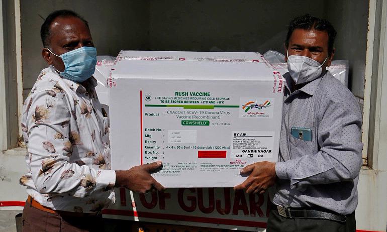 Những th&ugrave;ng vaccine Covid-19 được đưa đến một trung t&acirc;m bảo quản vaccine tại Ahmedabad, Ấn Độ - Ảnh: Reuters