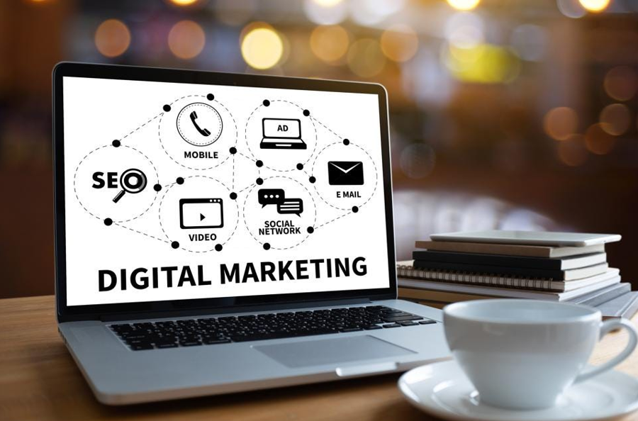 Digital marketing bao gồm nhiều c&ocirc;ng việc kh&aacute;c nhau để tiếp cận kh&aacute;ch h&agrave;ng, tăng doanh thu.