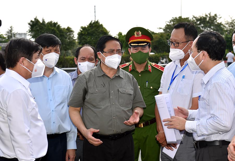 Thủ tướng nghe lực lượng chức năng b&aacute;o c&aacute;o việc thực hiện Chỉ thị 16 tại phường T&acirc;n Ph&uacute;, TP. Thủ Đức.