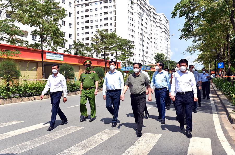 Thủ tướng Phạm Minh Ch&iacute;nh thị s&aacute;t bệnh viện d&atilde; chiến tại khu t&aacute;i định cư phường An Kh&aacute;nh, TP. Thủ Đức.