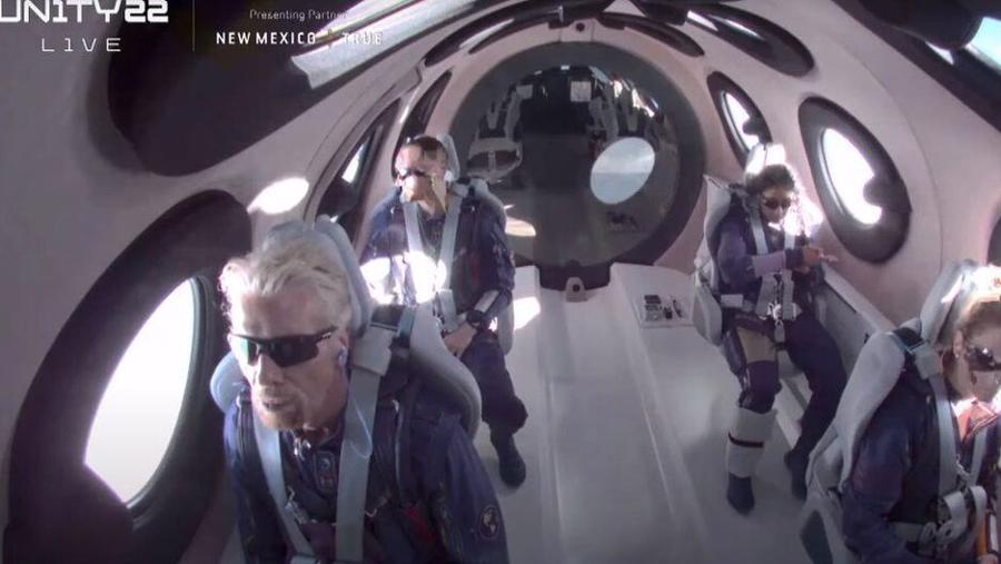 Tỷ ph&uacute; Richard Branson trong chuyến bay ra r&igrave;a vũ trụ ng&agrave;y 11/7 - Ảnh: Virgin Galactic