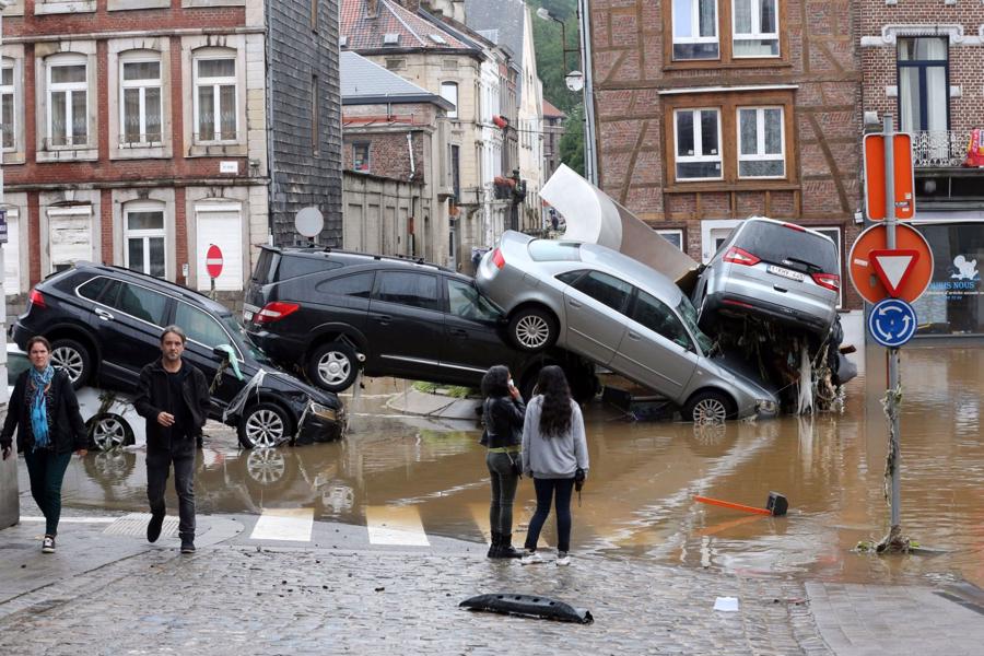 Những chiếc xe chất đống tại một b&ugrave;ng binh ở th&agrave;nh phố Verviers của Bỉ sau khi nước r&uacute;t - Ảnh: AFP/Getty Images